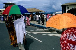 Aéroport;-Archipel-des-Comores;-Avion;-Foule;-France;-Kaleidos;-Kaleidos-images;-Kanga;-La-parole-à-limage;-Laurent-Abad;-Mayotte;-Océan-Indien;-Parapluie;-Stories-Pictures;-Tour-de-contrôle